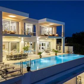 Luxury 4-Bedroom Villa with generous sized Infinity Pool near Buje, Istria. Sleeps 8